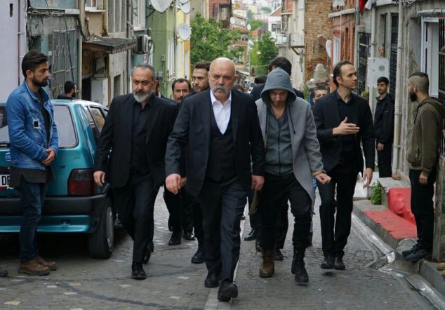 Çukurda kim ölüyor, Siyah zarfta ne var?