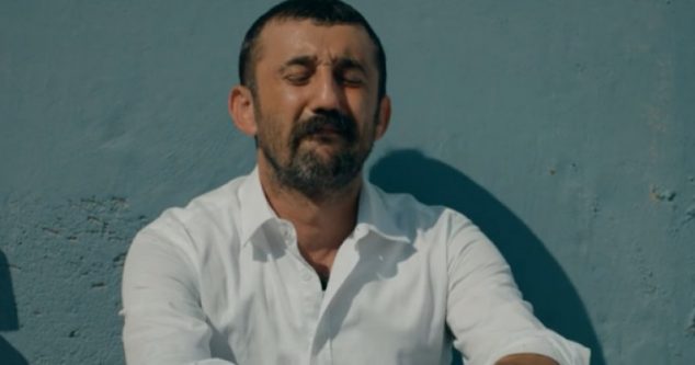 Çukur Karnı Büyük Koca Dünya Şarkısı ve Sözleri 2 Çukur Koskoca İdris Babayı yedin Karnı Büyük Koca dünya şarkısının söylendiği sahne OKU, YORUMLA ve PAYLAŞ ==> http://www.medyaveri.com/magazin/cukur-koskoca-idris-babayi-yedin-karni-buyuk-koca-dunya-sarkisinin-h66546.html Medya Veri