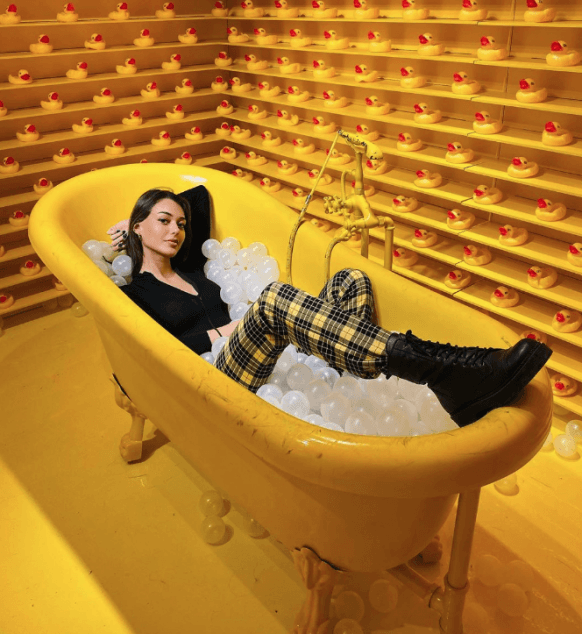 Dilan Çiçek Denizin küvette, Dilan Çiçek Denizin küvet pozu, Dilan Çiçek Denizin küvet pozu olay oldu, Dilan Çiçek Deniz küvette, Dilan Çiçek Deniz küvete girdi ve sosyal medya yıkıldı, Dilan Çiçek denizin küveti,