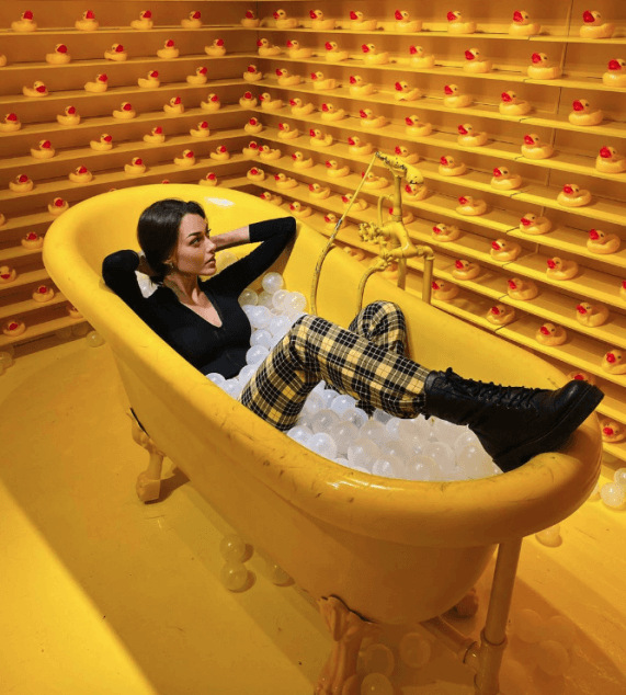 Dilan Çiçek Denizin küvette, Dilan Çiçek Denizin küvet pozu, Dilan Çiçek Denizin küvet pozu olay oldu, Dilan Çiçek Deniz küvette, Dilan Çiçek Deniz küvete girdi ve sosyal medya yıkıldı, Dilan Çiçek denizin küveti,