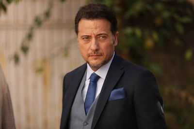 İdil Fırat, İlker Aksum ve Yiğit Özşener ''Ramo'' ile yeniden ekranlarda! 3