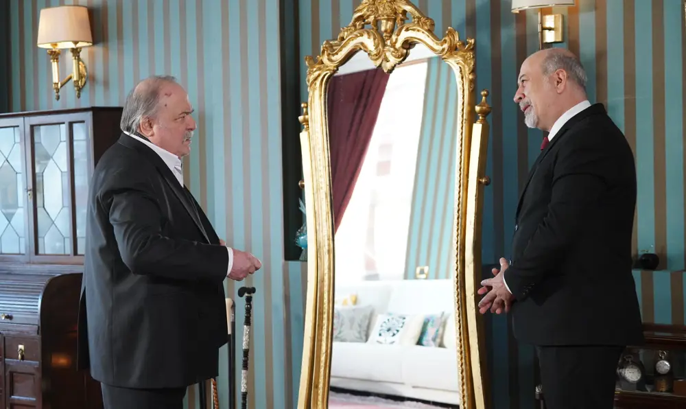 Una nueva vida capítulo 55 en español completo - afiche oficial, Una nueva vida capítulo 55 en español completo - Seyran, Ferit y Orhan en escena, Una nueva vida capítulo 55 en español completo - momento clave del episodio, Una nueva vida capítulo 55 en español completo - avance capítulo 56, Una nueva vida capítulo 55 en español completo - imagen para resumen