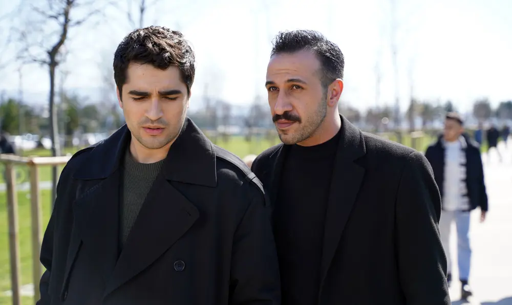 Una nueva vida capítulo 64 en español completo : Ferit y Seyran frente a la tormenta final - escena 10