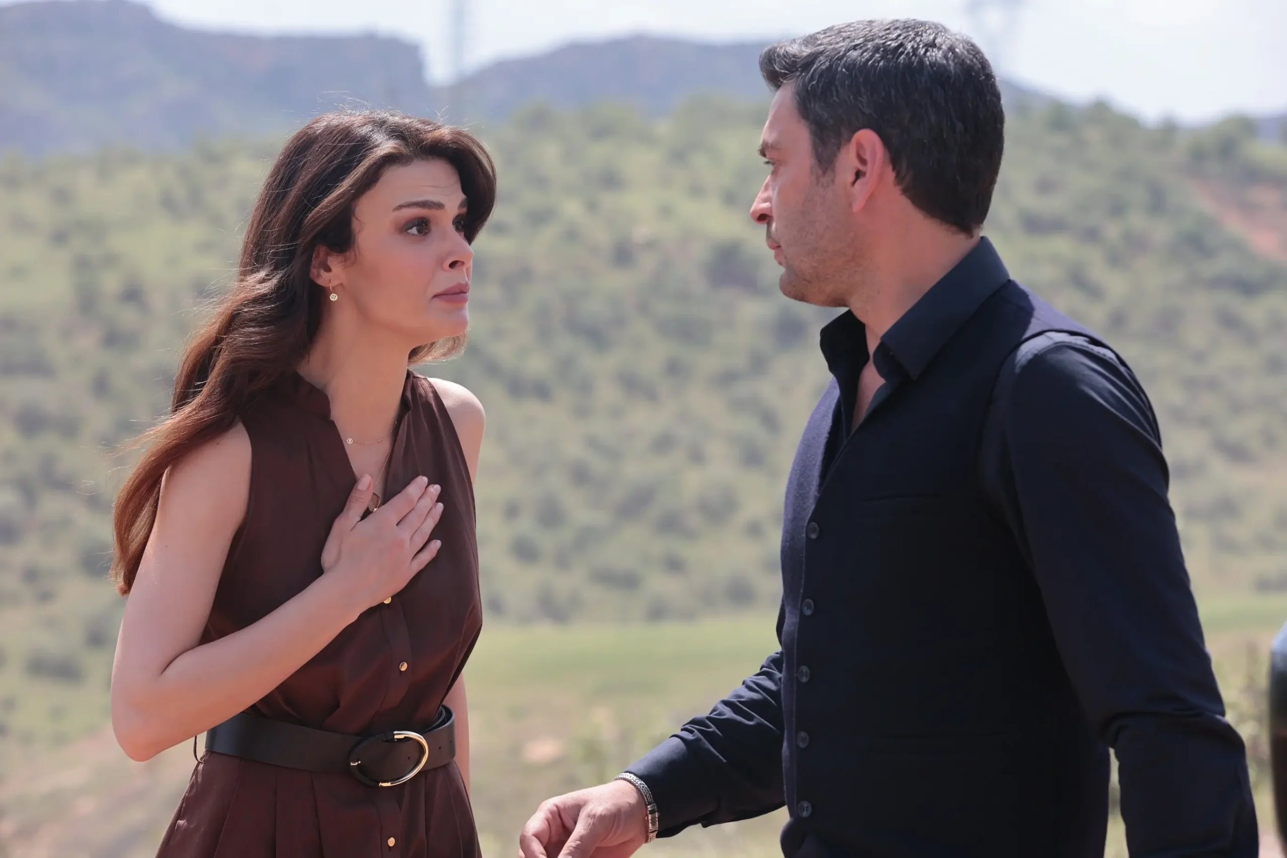 En Tierra Lejane capítulo 24 completo en español. Alya desafía a Sadakat: 'Soy la esposa de Cihan, la señora de esta mansión'. Resumen, reparto, historia y escenarios de Uzak Şehir.