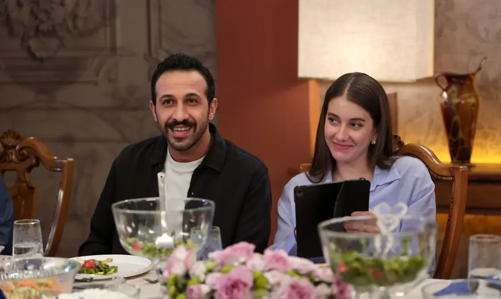 Una Nueva Vida capitulo 99 en Español completo: ¡Ferit y Seyran celebran su bebé! - escena 9