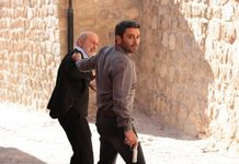 En Tierra Lejane capitulo 37 en español Completo – «¡El precio de la verdad y la rebelión de Alya!» En Tierra Lejane capítulo 37 completo en español. Uzak Şehir revela nuevas tensiones: Alya desafía las reglas para proteger a Cihan, Şahin confiesa la verdad sobre su padre y Ecmel intensifica su guerra contra la familia Albora.