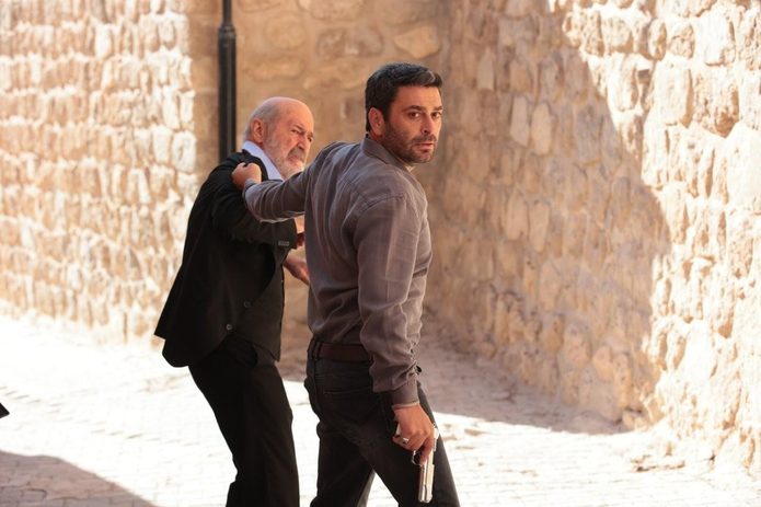 En Tierra Lejane capítulo 37 completo en español. Uzak Şehir revela nuevas tensiones: Alya desafía las reglas para proteger a Cihan, Şahin confiesa la verdad sobre su padre y Ecmel intensifica su guerra contra la familia Albora.